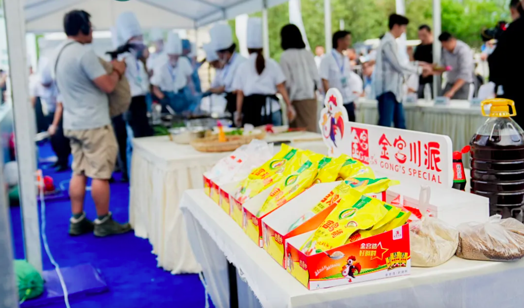 “金火把”烧烤大赛匠心调味点燃凉山美食盛会麻将胡了app金宫川派味业亮相西昌2025(图3)