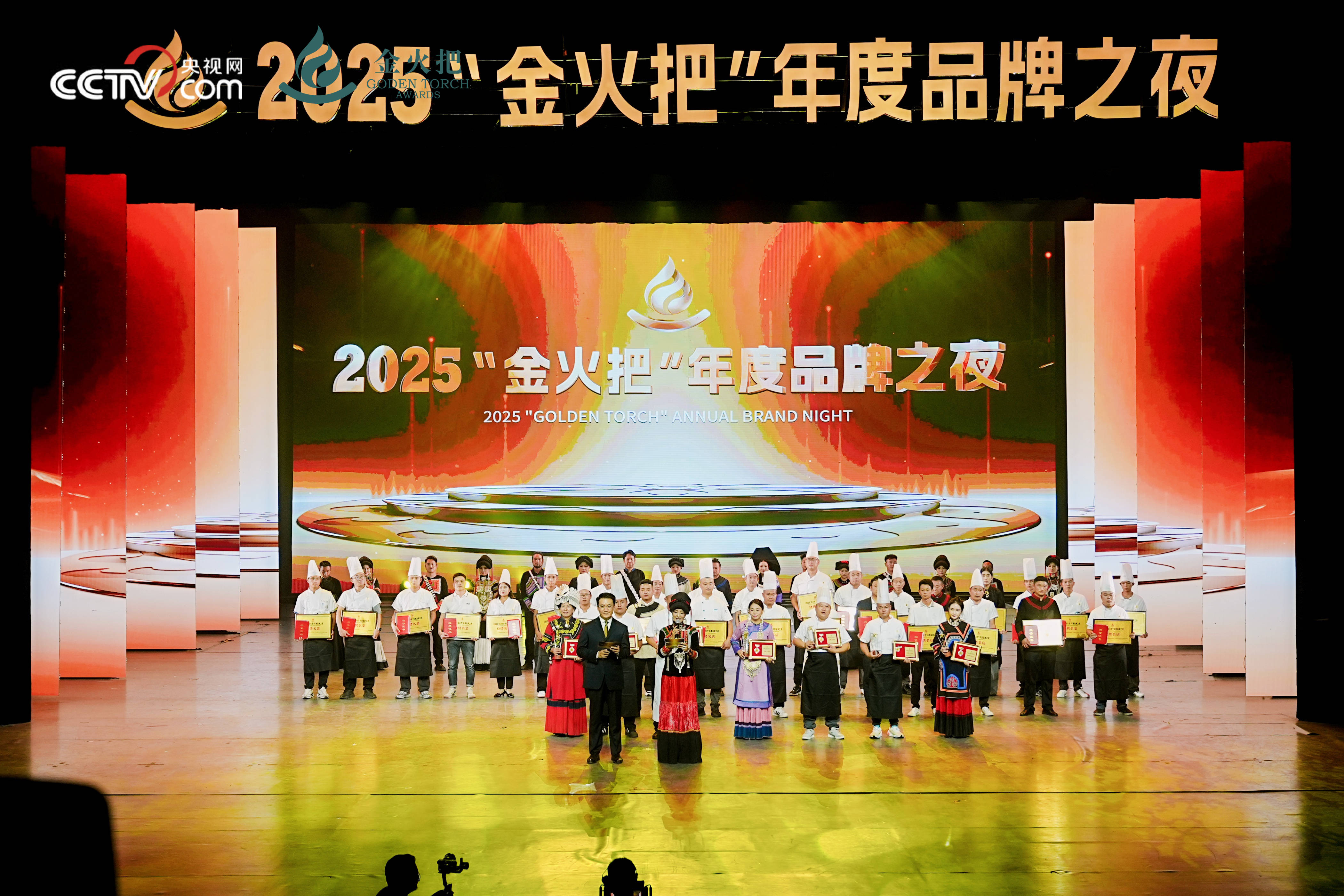 “金火把”大赛开烤金宫匠心调味让西昌烧烤香飘全场麻将胡了试玩平台西昌火把节+烧烤双热！2025(图2)